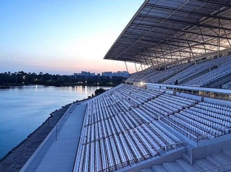 Arquibancada glamourosa inaugurada em estádio de futebol à beira-rio no Brasil, com design moderno e vista panorâmica.