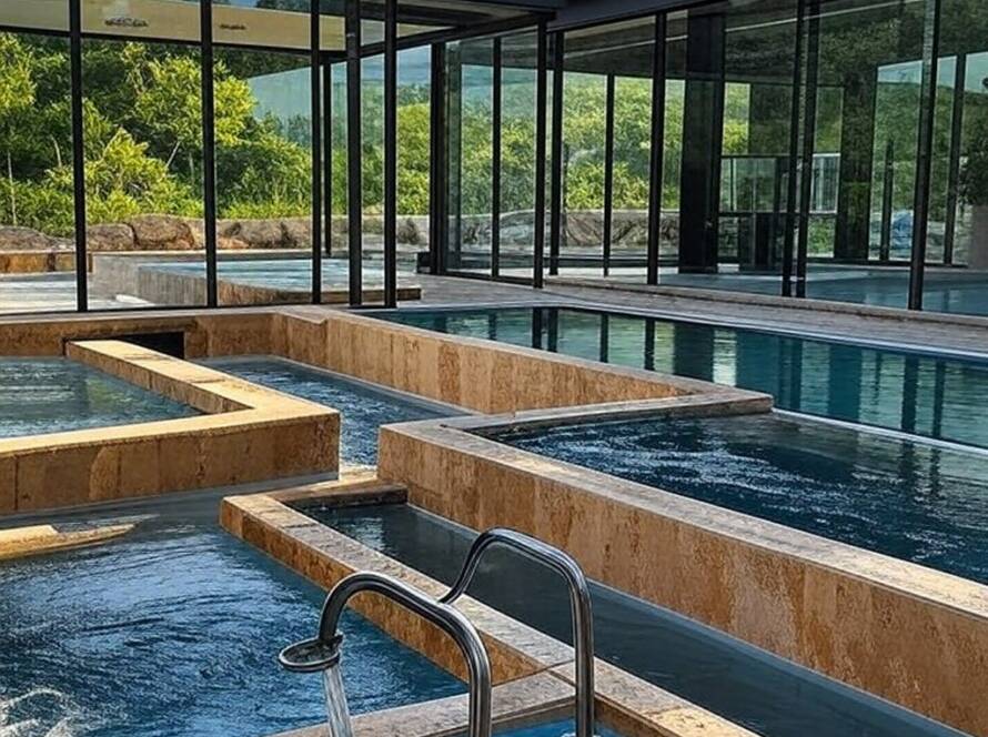 Estação termal com hidroterapia inovadora em ambiente brasileiro, piscinas e arquitetura moderna.