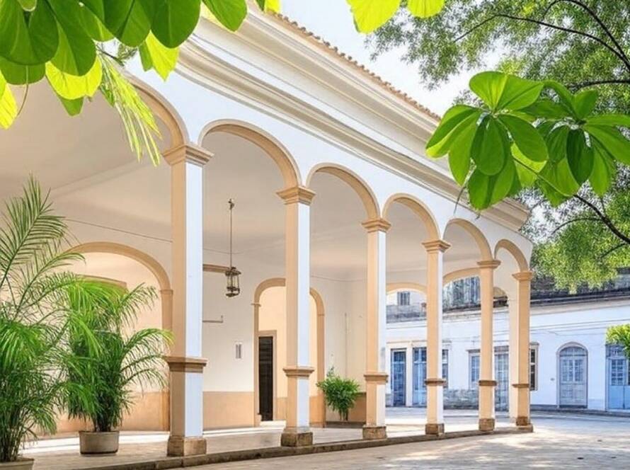 Casa colonial brasileira com pátio central, inspirada no livro Courtyard homes de Tianna Williams lançado pela Phaidon.