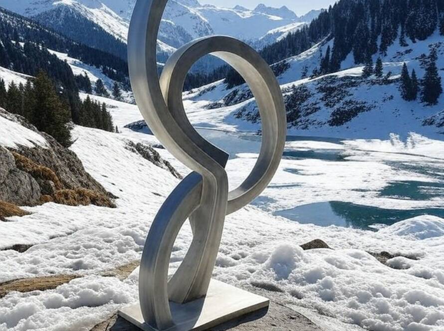 Escultura abstrata de Gerhard Richter instalada nos Alpes suíços pela Luma Foundation, em paisagem nevada montanhosa.