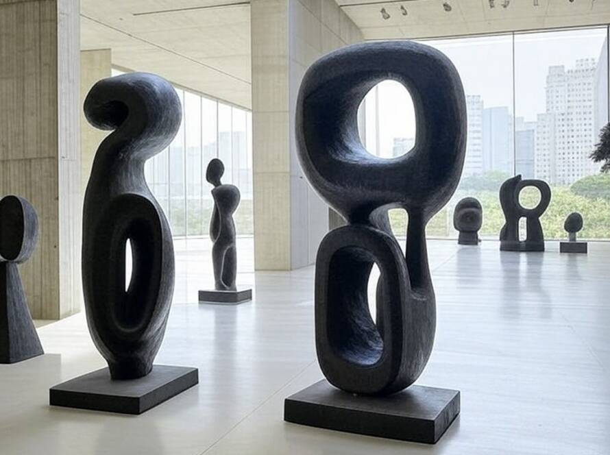 Esculturas abstratas em exposição no museu, revelando visões escultóricas urbanas inspiradas em Nova York.