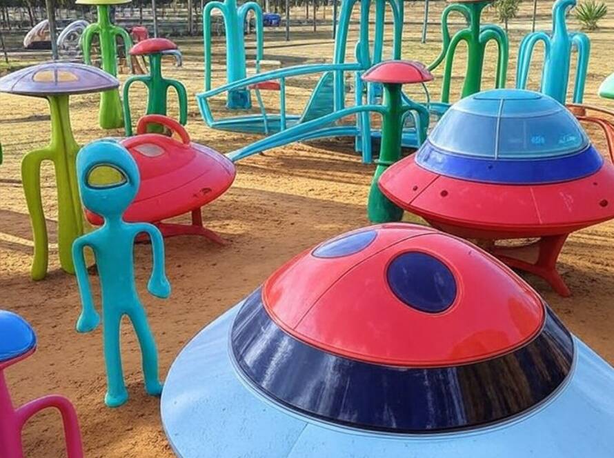 Playground inspirado em extraterrestres em parque brasileiro, com estruturas futuristas e elementos alienígenas.