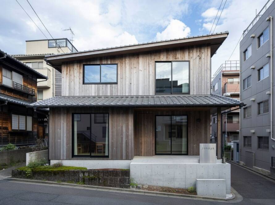 Residência Jonoya adaptada a lote irregular em Osaka, arquitetura moderna integrada ao terreno urbano.