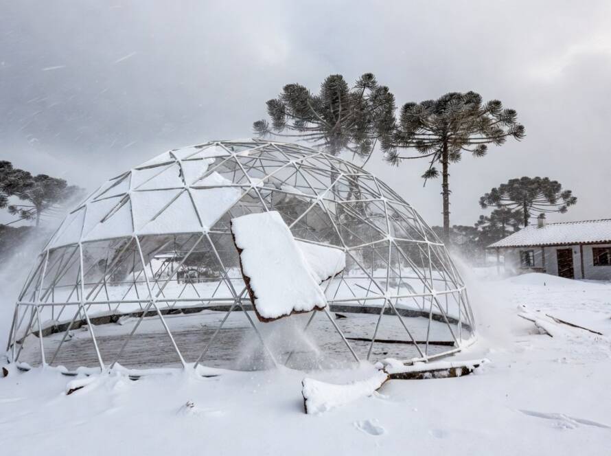 Cúpula geodésica desabando sob nevasca recorde nas serras nevadas do sul do Brasil.