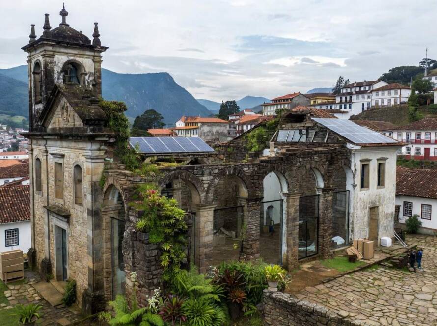 Ruínas de igreja colonial no Brasil transformadas em centro de hospício inovador, com elementos modernos e arquitetura histórica.