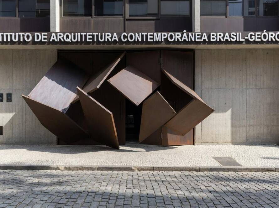 Fachada cinética de portas de ferro em edifício moderno em São Paulo, representando House of Iron Doors.