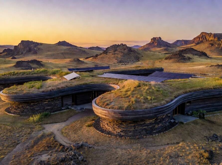 Resort sustentável inspirado em vulcões na paisagem da Mongólia Interior, com arquitetura ecológica e integrada à natureza.