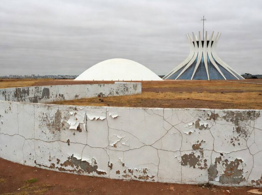 Estruturas arquitetônicas modernas em Brasília expondo utopias radicais e falhas da arquitetura moderna.