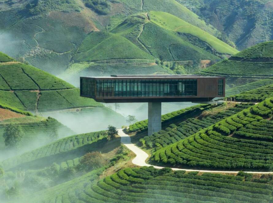 Pavilhão flutuante moderno sobre montanha de chá verde na China, em estilo fotojornalístico.