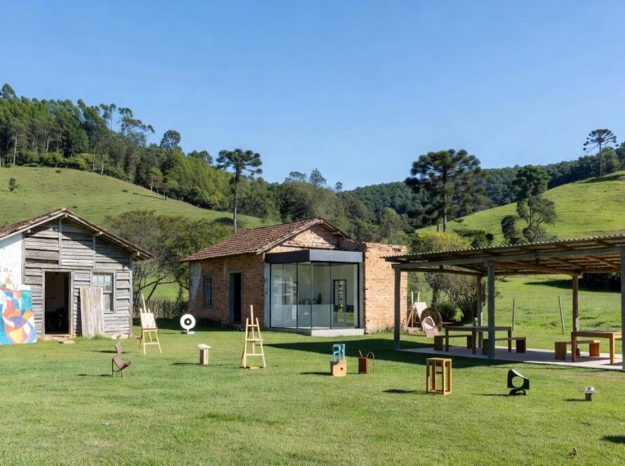 Fazenda abandonada transformada em retiro criativo no interior rural de Minas Gerais, com estruturas reformadas e elementos artísticos.