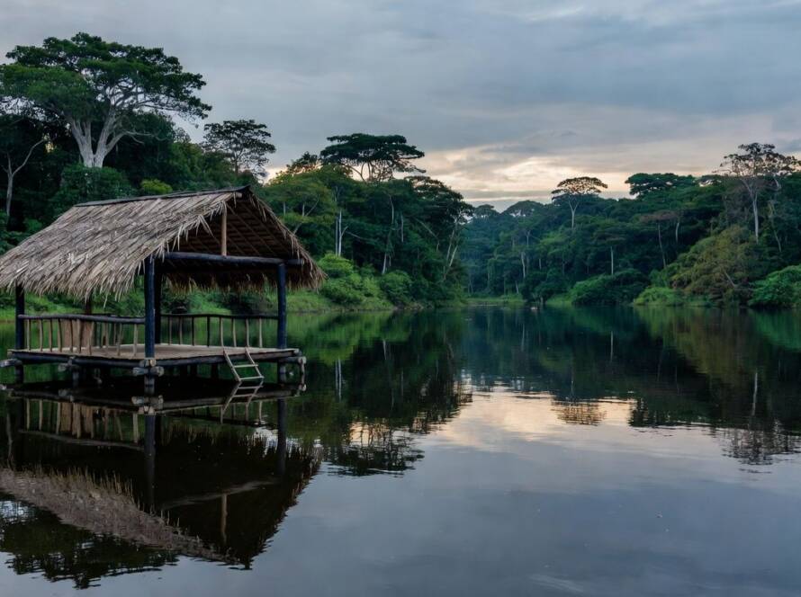 Palco flutuante em rio da Amazônia brasileira para festival cultural, com floresta ao fundo.