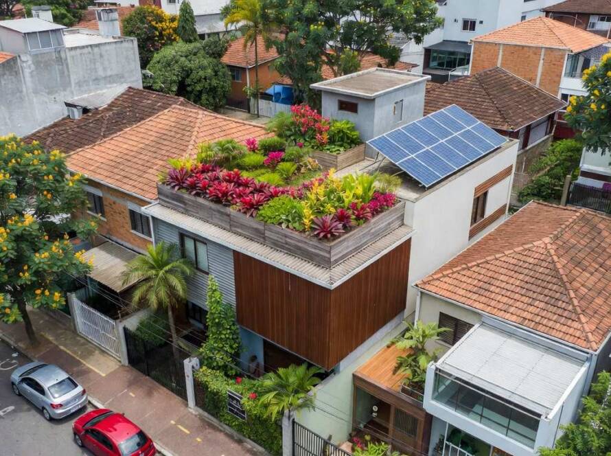 Casa em São Paulo com reforma sustentável e roof garden no telhado, destacando arquitetura ecológica.