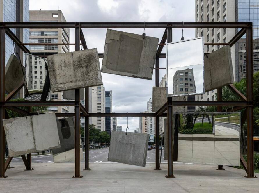 Instalação cinética DISLOCACIÓN em praça urbana de São Paulo, desafiando percepções urbanas.