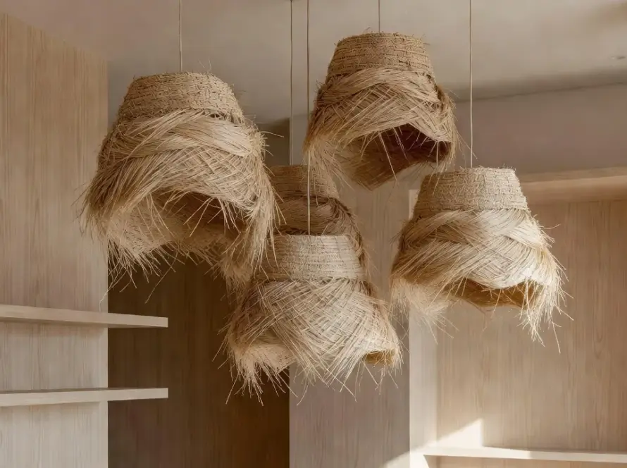 Luminárias Solis em ráfia natural da coleção Maison Forestier