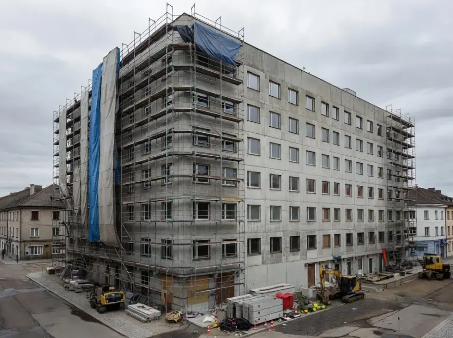 Edifício KOSMALT na Eslováquia transformado em 507 apartamentos