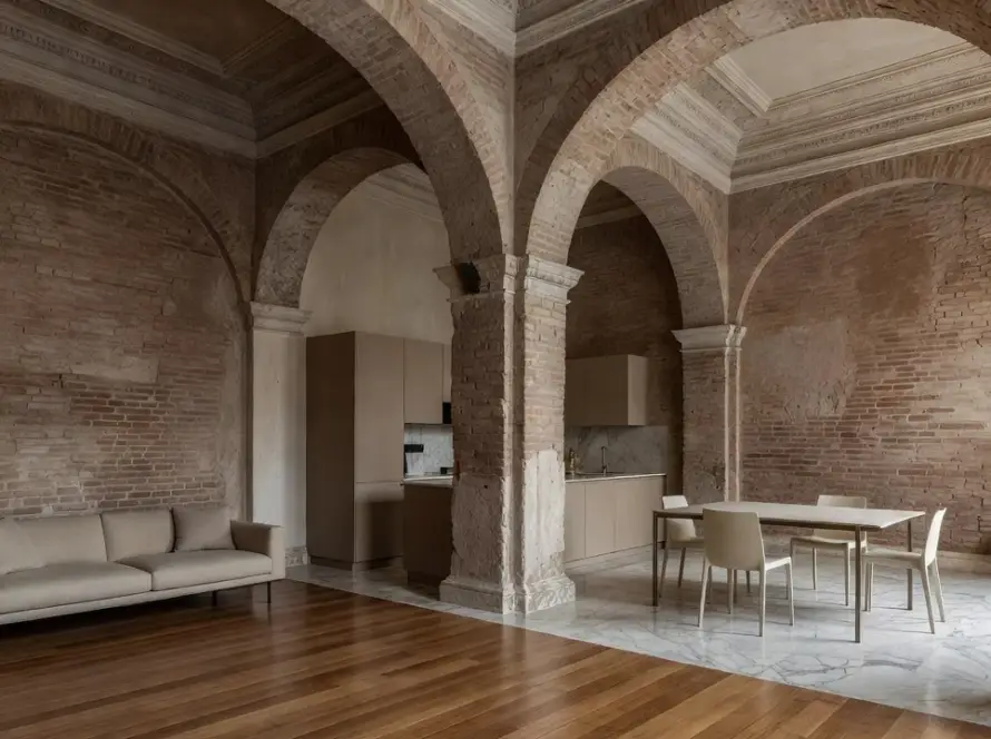 Apartamento histórico em Roma com cozinha integrada à sala após renovação que preserva estrutura antiga